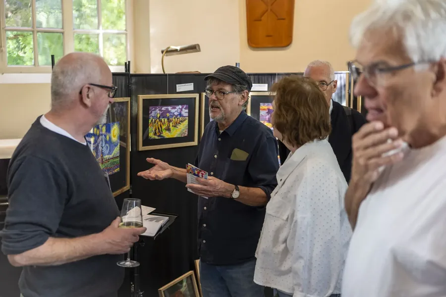Kunstenaar in gesprek met bezoekers tijdens KunsT met een grote T