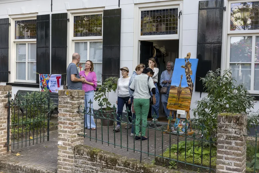Bezoekers bij een opengestelde woning tijdens KunsT met een grote T
